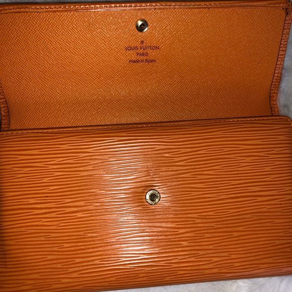 Authentic Vintage Louis Vuitton Epi leather wallet - Picture 4 of 7
